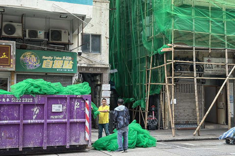 ◎ 香港特區政府十二月三日飭令全港所有正進行大維修的樓宇,最遲十二月六日須拆除棚架上的棚網。繼政府點名兩屋苑棚網報告涉嫌造假,紅磡一個住宅十二月四日有居民報案稱懷疑棚網使用虛假檢測報告。圖為十二月四日,工人在深水埗一棟樓宇外拆除棚網。(香港中通社記者徐文峰 攝)