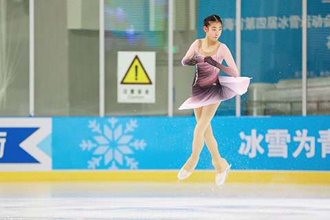◎ 十二月六日,青海省第四屆冰雪運動會暨「中國夢.勞動美」職工冰雪運動會花樣滑冰比賽在西寧開賽。比賽設三個組別,吸引一百一十一名選手參賽。圖為選手在比賽中。(中新社記者 薛蒂 攝)