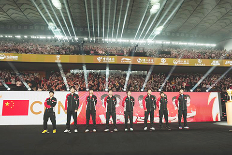 ◎ 十二月七日,在四川成都舉行的國際乒聯混合團體世界盃決賽中,中國隊總比分八比一戰勝日本隊,蟬聯冠軍。(新華社記者 王曦 攝)