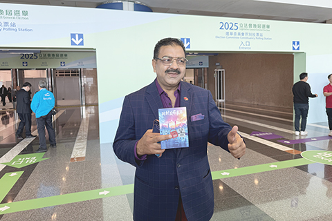 ◎ 十二月七日,香港第八屆立法會選舉投票,在香港居住多年的外國裔選民對中通社記者表示,希望選出為少數族裔發聲、關注勞工權益。圖為香港少數族裔社區召集人Mohammad Ilyas。(香港中通社記者張明臻 攝)