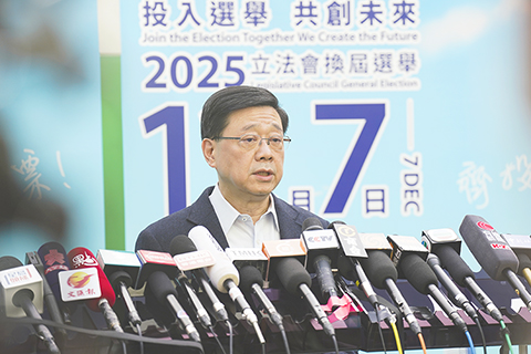 ◎ 十二月七日,香港第八屆立法會選舉投票日。香港特區行政長官李家超到高主教書院投票站投票後見記者。(香港中通社記者陳奕啟 攝)