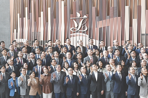 ◎ 十二月九日,香港特區第七屆立法會議員與第八屆立法會候任議員,在立法會綜合大樓地下大堂會見傳媒。圖為第七屆立法會議員與第八屆立法會候任議員向傳媒揮手。(中新社記者 李志華 攝)