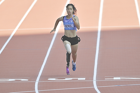 ◎ 十二月九日,全國第十二屆殘疾人運動會暨第九屆特殊奧林匹克運動會田徑項目在位於廣州的廣東奧林匹克體育中心開賽。在率先進行的女子一百米T64級決賽中,廣東隊選手蔣艷紅以十四點九九秒的成績奪冠,這是本屆殘特奧會田徑項目的首金。圖為蔣艷紅在比賽中。(中新社記者 陳驥旻 攝)