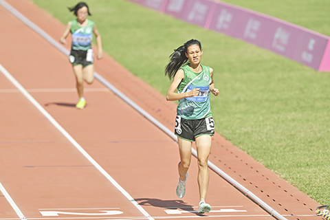 ◎ 十二月九日,全國第十二屆殘疾人運動會暨第九屆特殊奧林匹克運動會田徑項目在位於廣州的廣東奧林匹克體育中心開賽。圖為澳門隊選手陳淑營亮相女子一千五百米T20級決賽。(中新社記者 陳驥旻 攝)