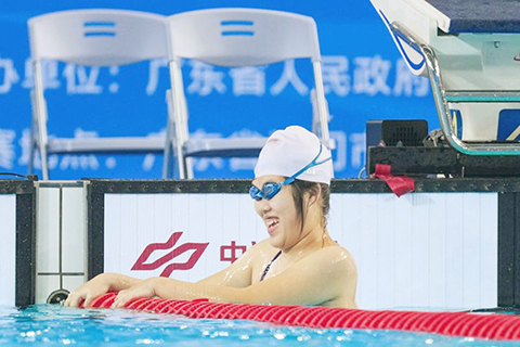 ◎ 十二月九日,湖北隊選手李清怡在女子二十二至二十九歲組五十米自由泳預賽後。全國第十二屆殘疾人運動會暨第九屆特殊奧林匹克運動會特奧游泳項目在廣東江門拉開帷幕。(新華社記者 伍志尊 攝)