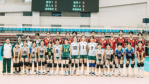 ◎ 澳門少年女排在陝西世賽與國家一隊合照。