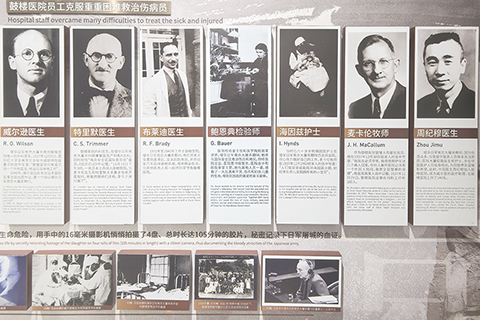 ◎ 七月三十日,南京鼓樓醫院院史館中,展有理查德·布萊迪(左三)等醫護人員堅守醫院救治傷病員的介紹。(中新社記者鍾升 攝)