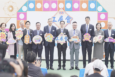 ◎ 第五十九屆工展會將於十二月十三日至明年一月五日在銅鑼灣維多利亞公園舉行。今屆設有十二大主題展區,雲集逾九百個攤位,匯聚上千個品牌。展會推出四大購物優惠,包括「十蚊暖心購」活動,以及多款精選產品以一元或一折發售。(香港中通社記者 陳奕啟 攝)