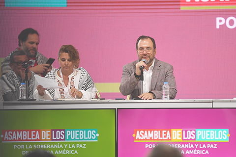 ◎ 12月9日,委內瑞拉外交部長希爾在「美洲主權與和平人民大會」開幕式上表示,要警惕美國復辟「門羅主義」,將整個美洲大陸置於美國「全面統治」之下。圖為當日,委內瑞拉外交部長希爾(右)在首都加拉加斯舉行的「美洲主權與和平人民大會」開幕式上發表講話。(新華社發 馬科斯·薩爾加多攝)