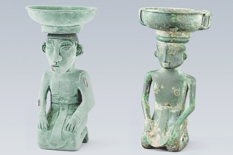 ◎ 山西翼城大河口西周墓地出土的兩件銅人頂盤。(資料圖,山西省考古研究院供圖)