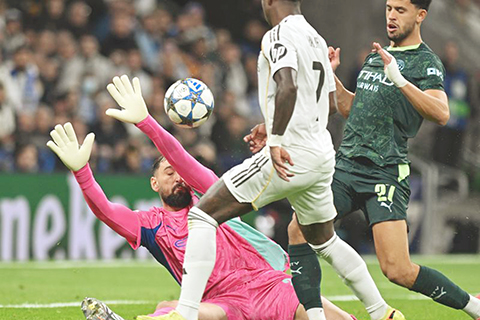 ◎ 皇馬七號雲尼斯奧斯在曼城門前失機,門將東拿路馬奮力護城。(新華社記者 程敏 攝)