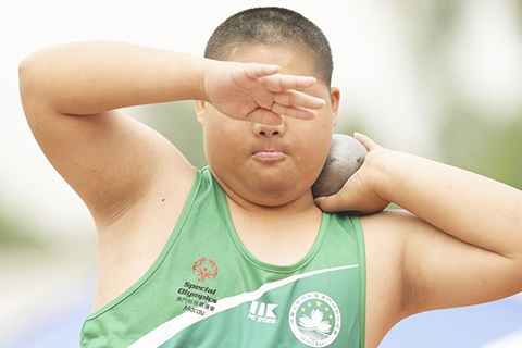 ◎ 十二月十一日,澳門一團隊選手李福勤在男子十六至二十一歲組鉛球預賽中。全國殘疾人運動會暨第九屆特殊奧林匹克運動會特奧田徑項目比賽在廣東中山舉行。(新華社記者 楊晨光 攝)