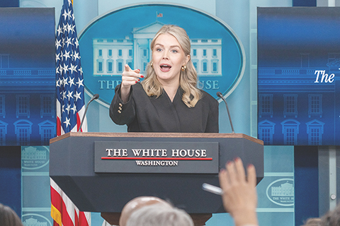 ◎ 萊維特十二月十一日說,美方前一天在委內瑞拉附近海域扣押的油輪將被帶到一處美國港口,美方準備沒收油輪所載石油。圖為當日,在美國首都華盛頓白宮,白宮新聞秘書卡羅琳.萊維特出席記者會。(新華社發 李源清 攝)