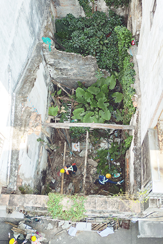 ◎ 商人巷的一幢殘危樓宇屋頂已倒塌,政府展開清拆工作。