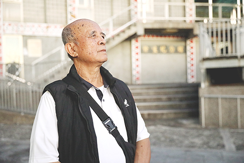 ◎ 七十四歲的賽德克人邱建堂在清流部落餘生紀念館前接受中新社記者採訪,講述族人所經歷的真實歷史。(中新社記者 朱賀 攝)