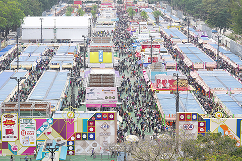 ◎ 十二月十三日,第五十九屆香港工展會在銅鑼灣維多利亞公園正式開幕。今屆工展會以「品牌萬千.工展傳承」為主題,展區佔地約二萬八千平方米,設有逾九百個戶外攤位,展期將持續至二0二六年一月五日。(香港中通社記者陳奕啟 攝)