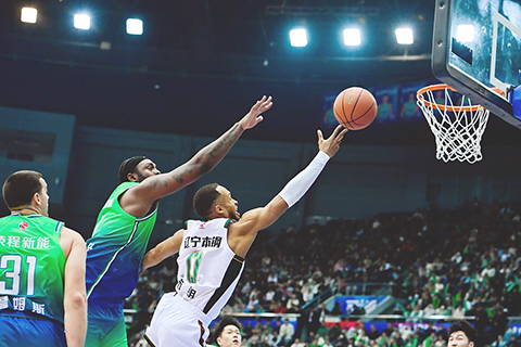 ◎ 十二月十三日,遼寧本鋼隊球員布朗(右)在比賽中上籃。當日,在二0二五至二0二六賽季中國男子籃球職業聯賽(CBA)第一輪比賽中,天津先行者隊主場六十八比八十不敵遼寧本鋼隊。(新華社發 杜鵬輝 攝)