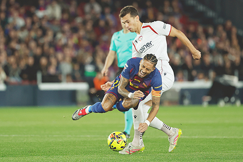 ◎ 十二月十三日,在西班牙巴塞隆拿與行的一場西甲足球比賽中,奧沙辛拿的盧卡斯.托羅對巴塞隆拿的今仗入球功臣拉菲爾犯規。(美聯社/Joan Monfort)