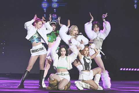 ◎ 台灣2025新北歡樂耶誕城「巨星耶誕演唱會」12月14日有告五人、鼓鼓及蕭秉治、HUR+、婁峻碩、高爾宣、熊仔、動力火車等超強卡司輪番獻唱,最後由「金曲演唱組合」動力火車壓軸,以其經典搖滾和動人情歌炒熱氣氛,並劃下句點。圖為女團《HUR+》。(香港中通社圖片)