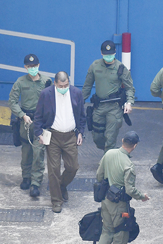 ◎ 十二月十五日上午,反中亂港份子黎智英與蘋果日報三家公司涉嫌違反香港國安法等案件在香港開庭。香港特區高等法院當日就案件作出裁決,黎智英兩項串謀勾結外國勢力罪及一項串謀發佈煽動刊物罪成立。圖為二零二一年一月五日,黎智英由懲教署人員押上囚車(資料圖)。(中新社記者李志華 攝)