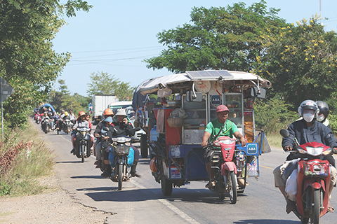 ◎ 柬埔寨國防部十二月十五日說,泰國軍隊將空襲範圍擴大到了柬埔寨西北部的暹粒省。柬內政部當天說,截至十四日下午六時,柬泰邊境衝突已造成十二名柬埔寨平民死亡,另有七十四人受傷。圖為十五日,人們從柬埔寨暹粒省的一處避難所撤離。(新華社/柬新社)