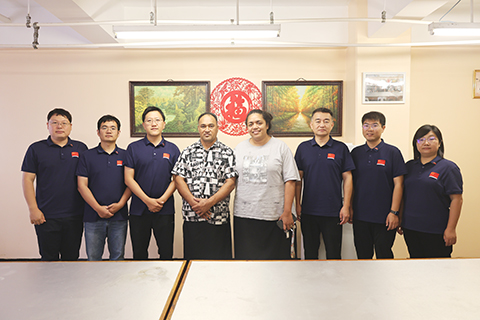 ◎ 患者阿伊塞亞(左四)和妻子與中國第六批援湯加醫療隊隊員合影。