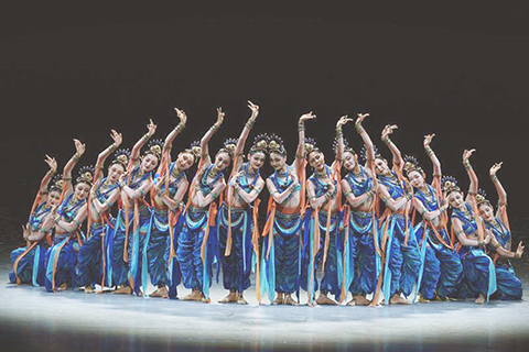 ◎ 北京中央歌劇院日前演出現場。舞劇《龜茲》在北京中央歌劇院演出。該劇以古絲綢之路文明交匯之地為背景,以新疆青年舞者為班底,攜手國內優秀舞蹈演員,再現龜茲千年藝術交融,生動呈現中華文明多元一體的深厚底蘊。(新華社記者 邢廣利 攝)