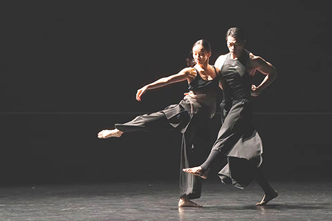 ◎ 雲門舞集全新作品《關不掉的耳朵》日前在台灣台北戲劇院首演。這部由藝術總監鄭宗龍創作的作品,作品以「聲音」為出發點,探索聲響如何穿透空氣、影響身體與情緒,最終化為舞蹈的節奏與能量。(香港中通社圖片)