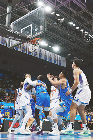 ◎ 十二月十五日,在北京首鋼園冰球館舉行的二0二五至二0二六中國男子籃球職業聯賽(CBA)常規賽比賽中,北京北汽隊主場以一百一十一比八十四戰勝新疆伊力特隊。圖為雙方球員爭搶籃板球。(中新社記者 韓海丹 攝)