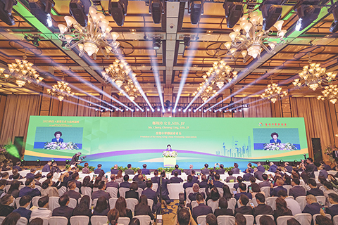 ◎ 十二月十六日,由香港中華聯誼會主辦的「二0二五科技+新質生產力高峰論壇」在香港舉行。圖為香港中華聯誼會會長鄭翔玲在論壇開幕式上致歡迎辭。(中新社記者侯宇 攝)