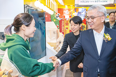 ◎ 行政法務司司長黃少澤與攤販交流。