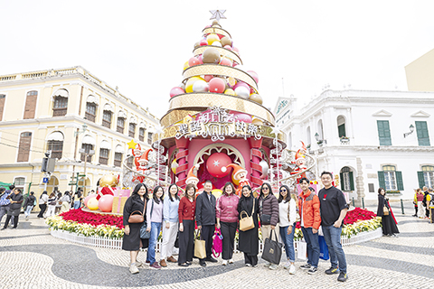 ◎ 印尼旅遊業界參觀噴水池聖誕裝飾。