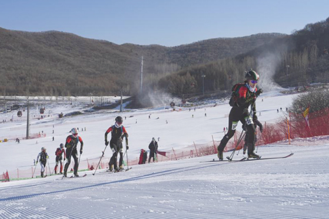 ◎ 十二月十六日,選手在專業組女子半決賽中。全國滑雪登山錦標賽短距離項目在吉林省吉林市中旅松花湖度假區舉行。(新華社記者 胡虎虎 攝)
