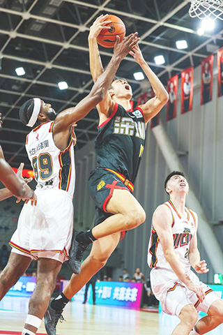 ◎ 十二月十六日,深圳馬可波羅隊球員王浩然(中)突破上籃。CBA常規賽第二輪比賽中,深圳馬可波羅隊主場九十九比八十一戰勝吉林長白山恩都里隊。(新華社發 彭志剛攝)