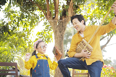 ◎ 陳曉東跟大女兒朵朵合作演出。