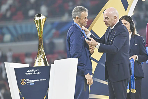 ◎ 十二月十七日,國際足聯主席恩芬天奴(前右)在頒獎儀式上為巴黎聖日門主教練安歷基頒發獎牌。(新華社發 尼庫 攝)