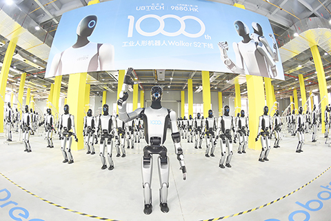 ◎ 十二月二十六日,廣西柳州第1000台工業人形機器人WalkerS2下線。二0二五年六月,柳州下線廣西首台工業人形機器人,從第1台到第1000台僅用了半年時間。WalkerS2身高1.76米,具有擬人步態行走與精細操作能力,擁有自主換電技術,可以實現人形機器人在工業場景的類人全空間操作。圖為廣西柳州第1000台工業人形機器人正式亮相。(中新社發 黎寒池 攝)