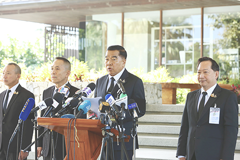 ◎ 泰國和柬埔寨邊界總委員會第三次會議十二月二十七日在泰國尖竹汶府邊境口岸舉行。會議發表聯合聲明承諾,雙方從當天十二時起實施停火。圖為當日,在泰國尖竹汶府,泰國國防部長納塔蓬(中)在會後舉行的新聞發佈會上發言。(新華社記者 孫瑋彤 攝)