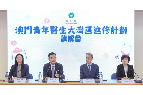 ◎ 羅奕龍局長、郭昌宇主席、梁亦好主任、梁佩珊秘書長向與會者講解計劃內容。