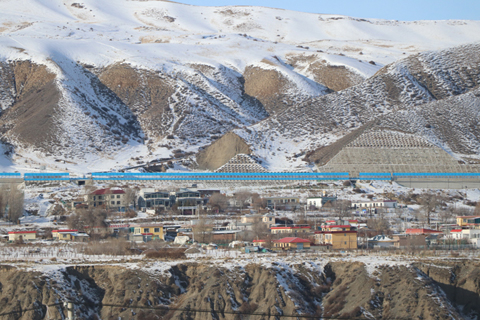 ◎ 烏尉高速公路從烏魯木齊縣薩爾達阪鄉旁經過。(苟繼鵬 攝)