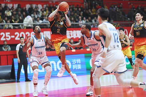 ◎ 十二月三十日晚,CBA常規賽比賽中,江蘇肯帝亞隊主場七十六比八十三不敵青島嶗山啤酒隊。圖為江蘇肯帝亞隊球員愛德華茲(左二)投籃。(中新社記者 泱波 攝)