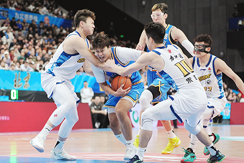 ◎ 十二月三十日,CBA常規賽,北京首鋼隊主場八十五比九十一不敵浙江廣廈隊。圖為北京首鋼隊趙睿(藍衣)帶球突破。(中新社記者 張祥毅 攝)