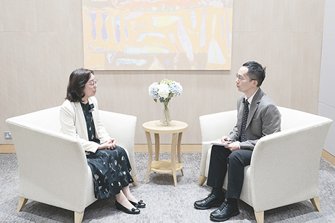 ◎ 近期,香港特區政府發展局局長甯漢豪(左)接受中新社記者專訪。(中新社記者侯宇 攝)