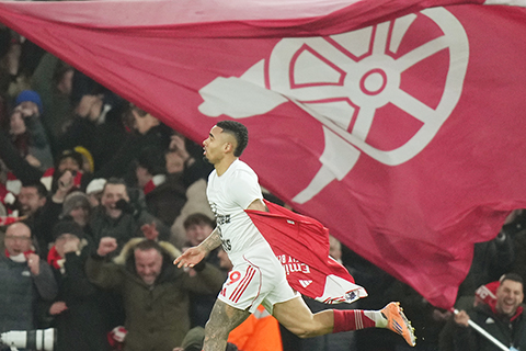 ◎ 久疏戰陣的阿仙奴射手捷西斯後發上陣即入波,四比0領先,不惜脫衣慶祝。(美聯社)