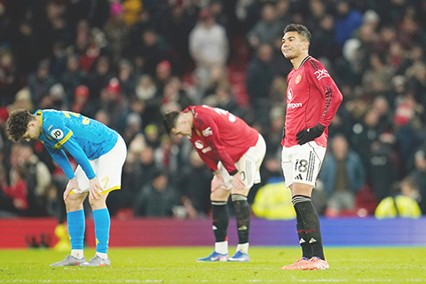 ◎ 曼聯主場遭榜尾狼隊搶去兩分,卡斯米路等十分無奈。(美聯社)