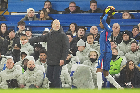 ◎ 主隊車路士主帥馬利斯卡場邊指揮,終場卻被般茅追平二比二。(美聯社)