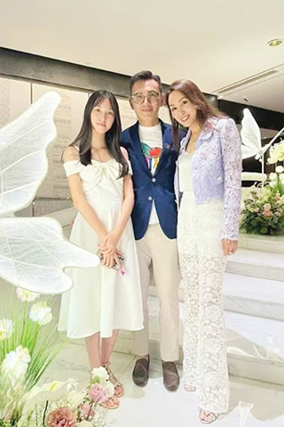 ◎ 「幾多對持續愛到幾多歲」可以相愛已不容易,甜蜜地相愛愈廿年更不容易,結婚後淡出娛樂圈的郭可盈,與丈夫林文龍結婚21年,婚後誕下囡囡林天若(Tania),一家三口十分幸福。