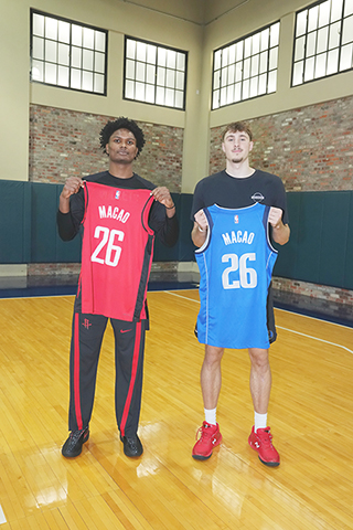 ◎ 火箭隊湯臣(左)是上賽季NBA最佳防守第一陣容成員,右為選秀狀元獨行俠隊費格。