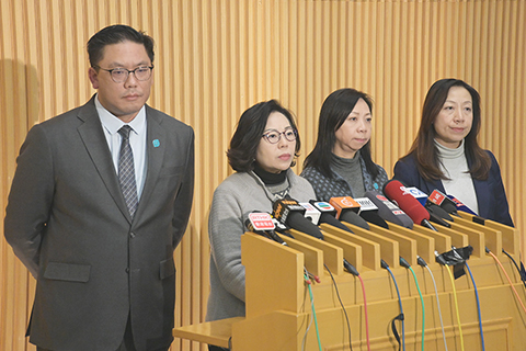 ◎ 一月六日,香港特區土地審裁處當天頒令解散大埔宏福苑業主立案法團管理委員會,並委任華懋集團旗下的合安管理有限公司為管理人,須每月向特區政府匯報工作。香港特區政府民政及青年事務局局長麥美娟會見傳媒時表示,歡迎土地審裁處的裁決,認為合安管理有限公司擁有充足的資源,以系統化、專業化的知識處理事務,幫助居民。圖為麥美娟(左二)等會見傳媒。(中新社記者陳永諾 攝)