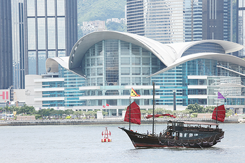 ◎ 一月六日,全球金融資訊分析公司標普全球公佈,香港去年十二月採購經理指數(PMI)為五十一點九,按月跌一,但連續五個月處於五十以上(擴張期),反映營商環境持續好轉。標普全球表示,香港去年第四季營商環境創兩年來最好季度表現,本地及出口市場需求廣泛好轉,帶動生產及新增訂單錄得可觀增長,鼓勵企業積極採購,相應配合生產需求。(香港中通社記者徐文峰 攝)